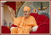 Swamishri blesses the congregation