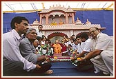 Devotees of Rajasthan offer a giant garland to Swamishri