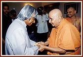 President of India, Shri A P J Abdul Kalam, meets Swamishri
