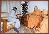 Swamishri explains to the President the glory of Shri Harikrishna Maharaj