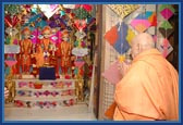 Swamishri engaged in Thakorji's darshan