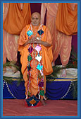 Swamishri with the images of Gurus Shastriji Maharaj and Yogiji Maharaj at the end of the assembly