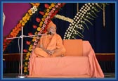 Pujya Ishwarcharan Swami addresses the assembly