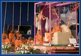 Swamishri blesses the assembly