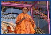 Swamishri traditionally proclaim the joli call, 'Narayan Hare Sacchidanand Prabho', with two jolis on both shoulders 