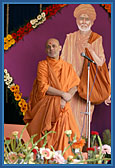 After Swamishri traditionally proclaims the joli call, 'Narayan Hare Sacchidanand Prabho' senior sadhus chorus the joli call 