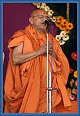 After Swamishri traditionally proclaims the joli call, 'Narayan Hare Sacchidanand Prabho' senior sadhus chorus the joli call 