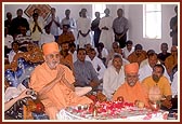 Swamishri performs the murti-pratishtha rituals