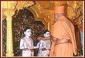 Swamishri performs the murti-pratishtha rituals