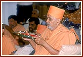 Swamishri performs the murti-pratishtha arti