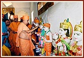 Swamishri performs the pujan rituals of murtis to be installed in Mwanza, Jinja, Tororo and Mombasa.