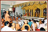 Swamishri offers mantra pushpanajali