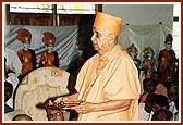 Swamishri performs the murti-pratishtha arti