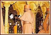 Swamishri performs the murti-pratishtha rituals