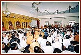 Swamishri blesses the murti-pratishtha assembly