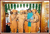 Swamishri ritually enters the mandir by performing pujan and untying the nadachhadi