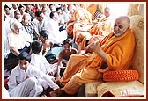 Swamishri arrives at a devotee's house and meets the satsangis