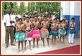 Swamishri is welcomed by satsangi balaks in traditional African dress