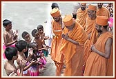 Swamishri is welcomed by satsangi balaks in traditional African dress