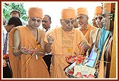 Swamishri ritually enters the mandir by performing pujan and untying the nadachhadi