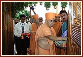 Swamishri ritually enters the mandir by performing pujan and untying the nadachhadi