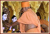 Swamishri performs the murti-pratishtha rituals