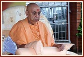 Swamishri perfoms his morning puja