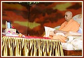 Swamishri perfoms his morning puja