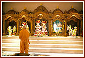 Swamishri doing darshan of Thakorji