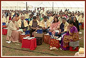 Devotees perform the yagna rituals