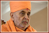 Swamishri and devotees engaged in the murti-pratishtha rituals