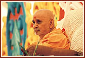 Swamishri engrossed in the pratishtha assembly