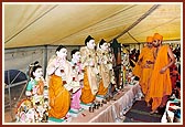 Swamishri performs pujan of the deities