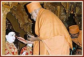 Swamishri performs pujan of Shri Akshar Purushottam Maharaj and the deities as part of the murti-pratishtha rituals