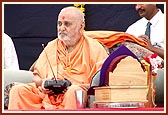 Swamishri steers the boat of Shri Harikrishna Maharaj during the festival