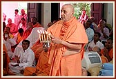 Swamishri performs the annakut arti