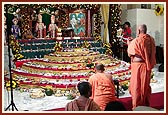 Swamishri performs the annakut arti