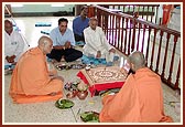 Pujya Viveksagar Swami performing the mahapuja vidhi during the 5th patotsav of Kampala Mandir