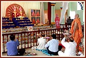 Pujya Viveksagar Swami and devotees perform the patotsav arti