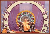 Swamishri during the public assemby at Lohana Mahajan Vadi