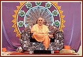 Swamishri during the public assemby at Lohana Mahajan Vadi