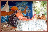 Swamishri performs his morning puja, Bamburi Beach