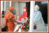 Swamishri performs the murti-pratishtha of Bhagatji Maharaj and Yogiji Maharaj at the Mombasa mandir on the occasion of the Golden Jubilee of Mombasa Mandir