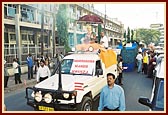Grand procession of murtis before the murti-pratishtha