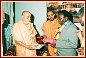 Swamishri presents souvenir gifts to the Finance Minister, Hon David Mwiraira