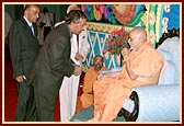Swamishri meeting H.E. Shri Surendra Kumar, Indian High Commissioner to Kenya, during a Satsang assembly
