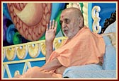 Swamishri blesses the assembly during a question-answer session