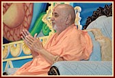 Swamishri blesses the assembly during a question-answer session