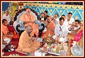 Swamishri performs pushpanjali during the mahapuja rituals