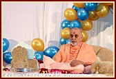 Swamishri performs his morning puja